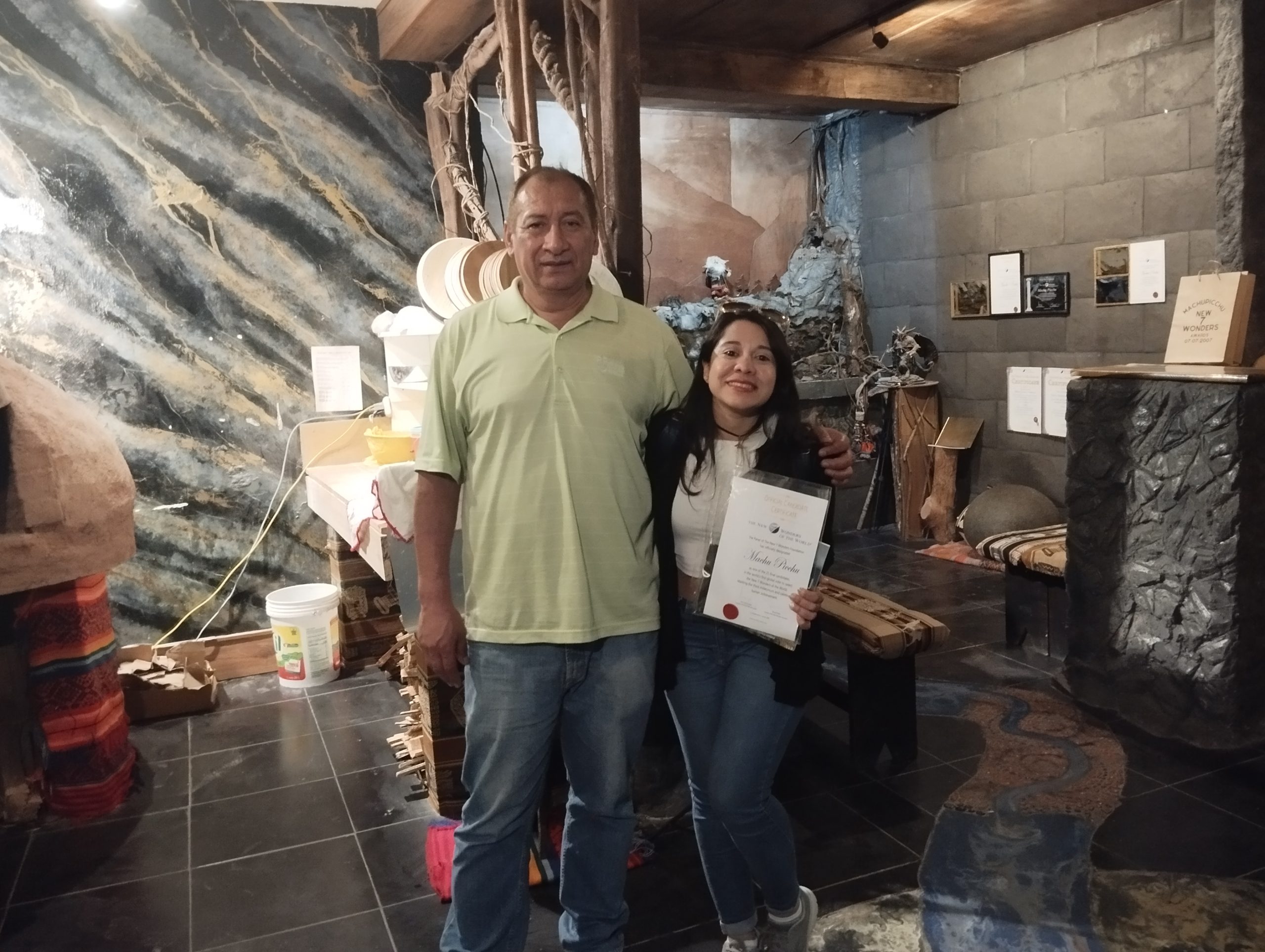 Con el señor Moises Bendezú en su pizzería, cuando me regaló una réplica de las placas de la declaración de Machupicchu como Maravilla del Mundo, las cuales expende para ayudarse económicamente. Cuando lo visitemos, cómprale una para ayudarlo 😉.